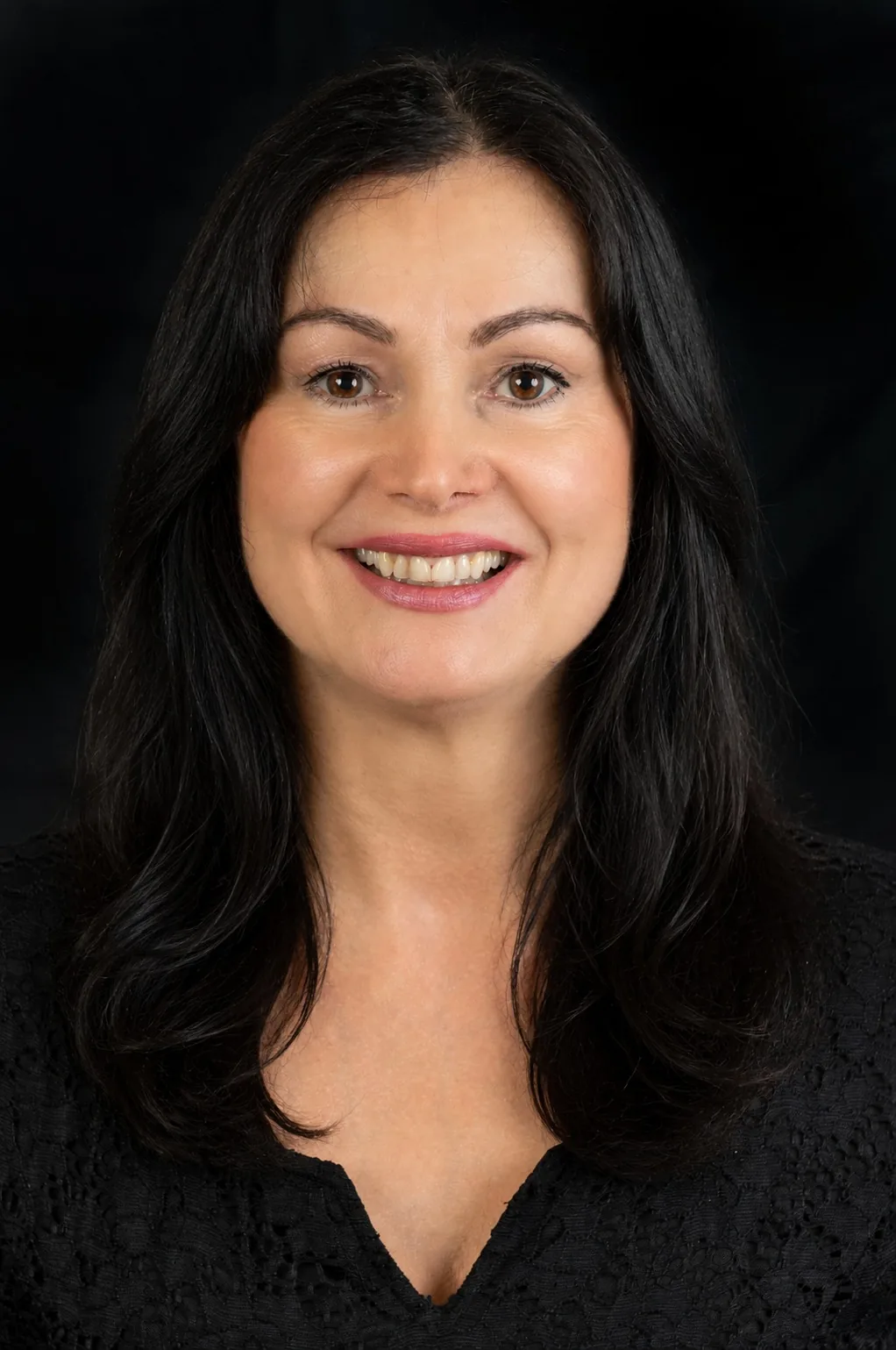 Christine Scheib, Entwicklerin der FACE-Methode®, stehend im Studio